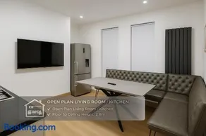 SidemerseyLivings - Step-Free 4BR Home, Ground Floor Bed & Bath, Private Gated Parking - Image 2