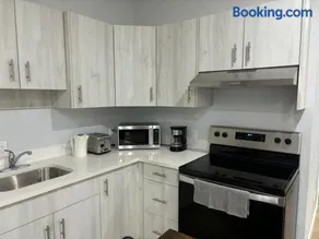 Stylish and Cozy Guest Suite - Image 2