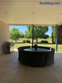 Claret Lodge Modern country retreat - Image 4