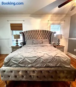 Cozy 3 Bedroom Duplex Near Downtown - Image 1