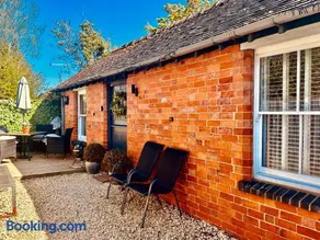 Raffinbow Retreat Cotswolds Cottage - Image 5