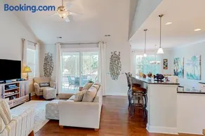Beach Cove Charmer: St James quiet home, professionally decorated & near the beach - gas grill & AC - Image 4