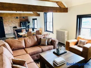 SPACIOUS LOFT APARTMENT with FAR REACHING VIEWS of the COUNTRYSIDE - Image 2