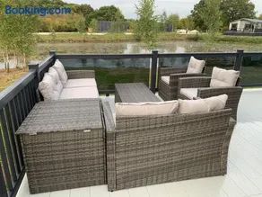 Bay Tree Lodge: Lakeside lodge w/hot tub & cinema surround sound - Image 4