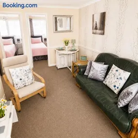 Belle Aire Beach Retreat at Hemsby with FREE WIFI Bed linen included Freely tvs in bedrooms and FREE onsite entertainment - Image 2