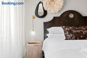 The Lexington - King 1BR near Rosslyn Metro, 5 Min to DC & Free Parking - Image 1