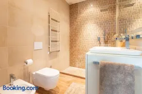 EasyTopStay - Tricolore Modern and Cozy Apartment - Image 2