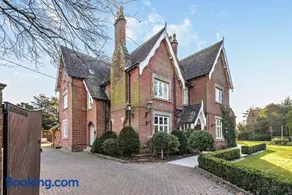 Luxury Detached House in Large Private Grounds, with Outdoor Jacuzzi and Sauna - Image 2
