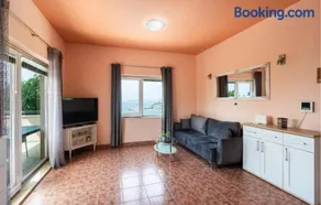 Six-Bedroom Holiday Home In Podstrana - Image 1