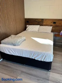 Royal oak motel - Image 2