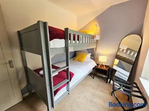 Group Stay with 3 Parking Spaces - Image 5