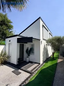 Little White House - Image 1
