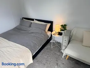 Sydney Studio with Private Bathroom & Kitchen - Image 4