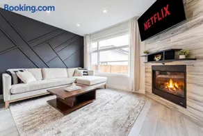 Luxury Inner City Home Near DT & Stampede With Air conditioner I Fast Wifi I Free Parking I King Bed - Image 1