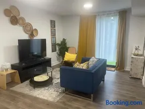 Space 1 - Private spacious bedroom with ensuite and living space - Image 1
