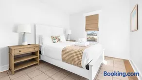 5BR plus Den - Downtown OC - Sleeps 16 - Image 2