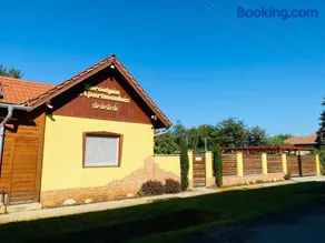Borostyán Apartmanház - Image 1