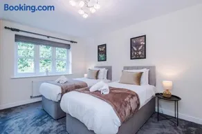 Long Term Stay 4 Bed 3 Bath & Parking Wrexham - Image 4