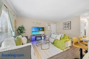 Entire Private Home with King Bed, 2 Parking, 2 Bedrooms 1 Bathroom, in Mira Mesa Available Now - Image 3