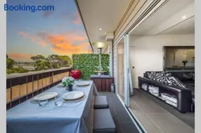 Modern 3 bedroom apartment, beach, surf & shops - Image 1