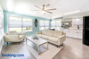 Coastal Escape for 2 - Pool, Fire Pit & Beach Access - Image 3