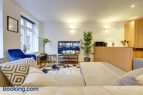 City Centre, 2 Bedroom, Secured Parking, 3 King Bed, WiFi Sleep 6 Guest Comfortable on Three King Size Beds, Jewellery Quarter , Birmingham City Centre , Allocated Secured Parking - Image 2