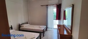 Comfortable and spacious apartment opposite a park in Chania with parking - Image 4