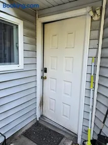 Surrey Guest Home Near 88 Avenue - Free Parking - Image 2