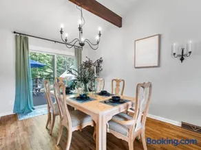 Large Remodeled 4 Bed 3 Bath Secluded With Hot Tub - Image 2