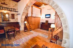 Villa Patitiri Traditional House with hot tub - Image 2