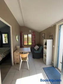 Independent 2 bedrooms with garden - Image 2