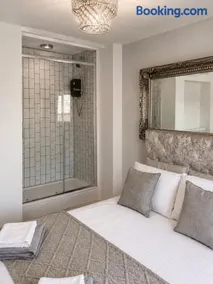 Stunning 1 bed annexe in a Victorian House - Image 4