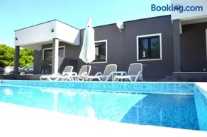 Apartment 1 in Villa zain with shared swimming pool - Image 2