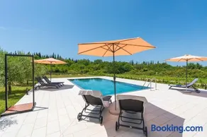 Green & Blue Five Bedroom Villa with Private Pool and Complete Privacy - Image 3