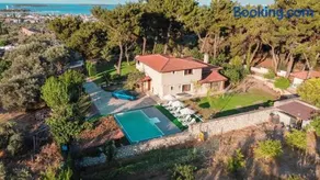 Private Villa in the Forest with Pool and Jacuzzi - Image 3