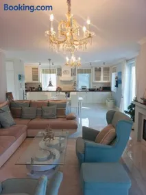 Lake House - Image 4