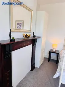 Private Ensuite Room with Bay Window, Free Parking and Fast WiFi - Image 4