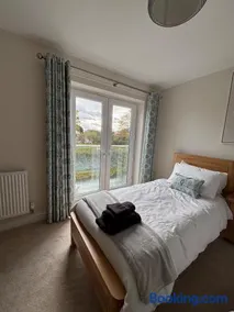 Comfortable 4BR stay in Bourne, Free Parking, Sleeps 7, Families & Contractors Welcome - Image 1