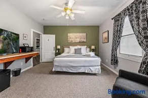 NEW King Bed,Suite,Downtown BR Southern Charm Boxcar - Image 1