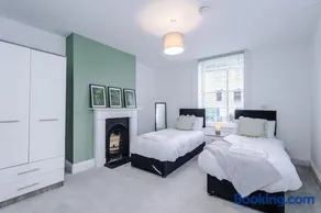 Sleeps 4, Duplex Apartment, Long Term Disc - Image 2
