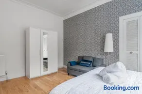 3 bedrooms bungalow, sleeps 6, free parking with garden - Image 3
