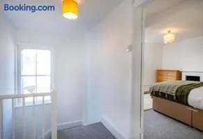 Central Stroud 3-Bedroom Flat with Fast WiFi - Image 4