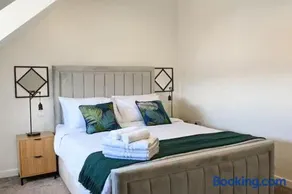 3-Bed House Sleeps 7 with Parking & Garden - Image 1