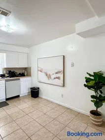 Stylish Evergreen Apartment By Newark Airport - Image 2