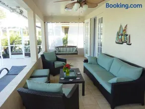 Luxury and the beach - Image 3