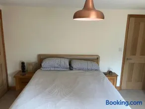 A peaceful ensuite room in a friendly home - Image 1