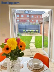 Kingmaker - Free Private Parking, Garden, TV, Fully Equipped - Image 2