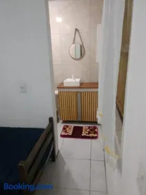 Aconchegante , espaçosa, acomoda 10 pessoas , centralizada perto da praia - Image 3