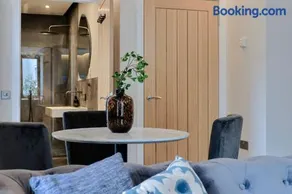 Modern apartment in town centre - Image 4