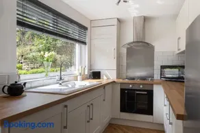 Haworth Haven - Charming Cottage with Private Garden & Summer House - Image 3